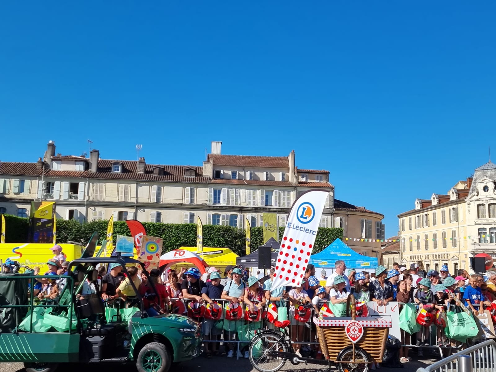 Monsieur le Maire parmi les officiels